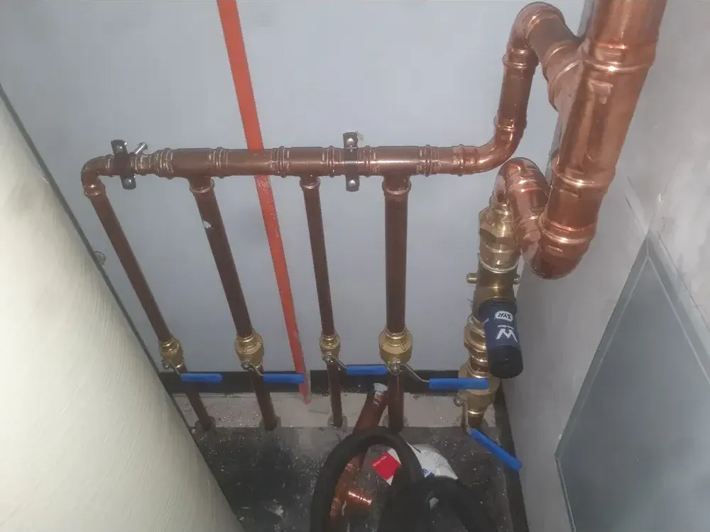 Copper manifold with valves and gauges