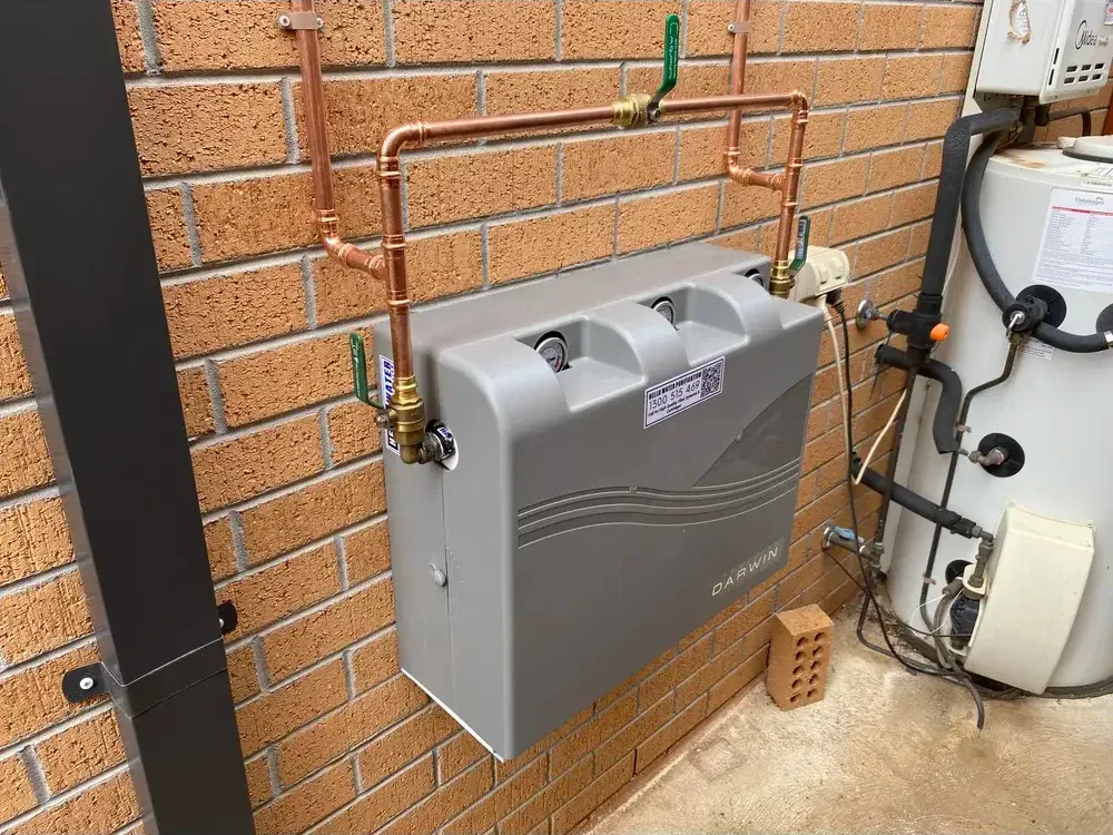 Whole-home water filtration unit with copper pipework